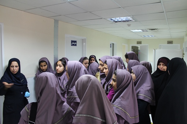 تصاویر بازدید دانش آموزان مدرسه راهنمایی حاجی بهرامی از بخش دیالیز93/12/24