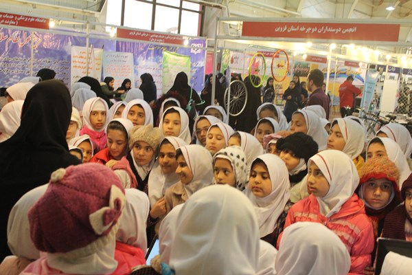 بازدید دانش آموزان مدارس از دومین نمایشگاه جامع فرهنگ سلامت استان قزوین