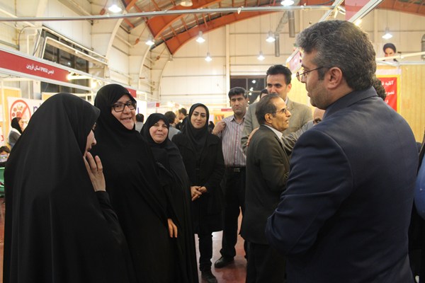 بازدید فاطمه اشدری عضو شورای اسلامی شهر قزوین از دومین نمایشگاه جامع فرهنگ سلامت استان قزوین